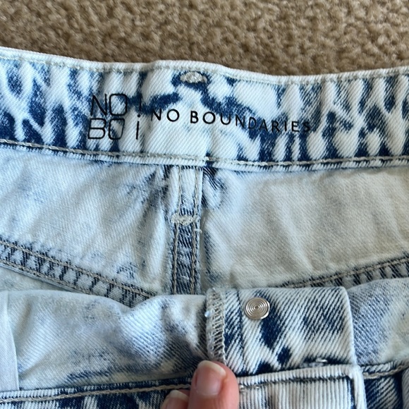 Acid Wash exposed buttons high waist button fly denim shorts. - Picture 5 of 6